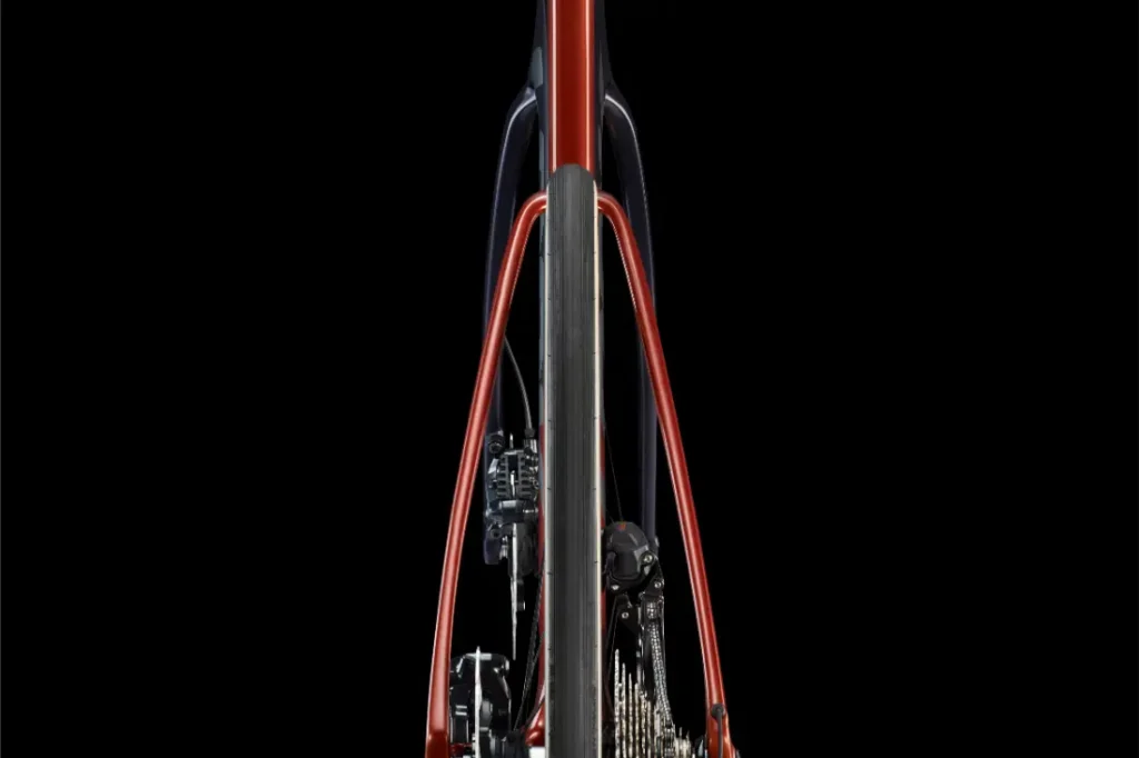 Vista trasera del cuadro y la transmisión de una bicicleta LOOK 795 Blade RS 3, en la que destacan el cuadro, la rueda trasera, los frenos y los cambios de color rojo sobre un fondo negro: un elegante homenaje a la artesanía de Nevers.