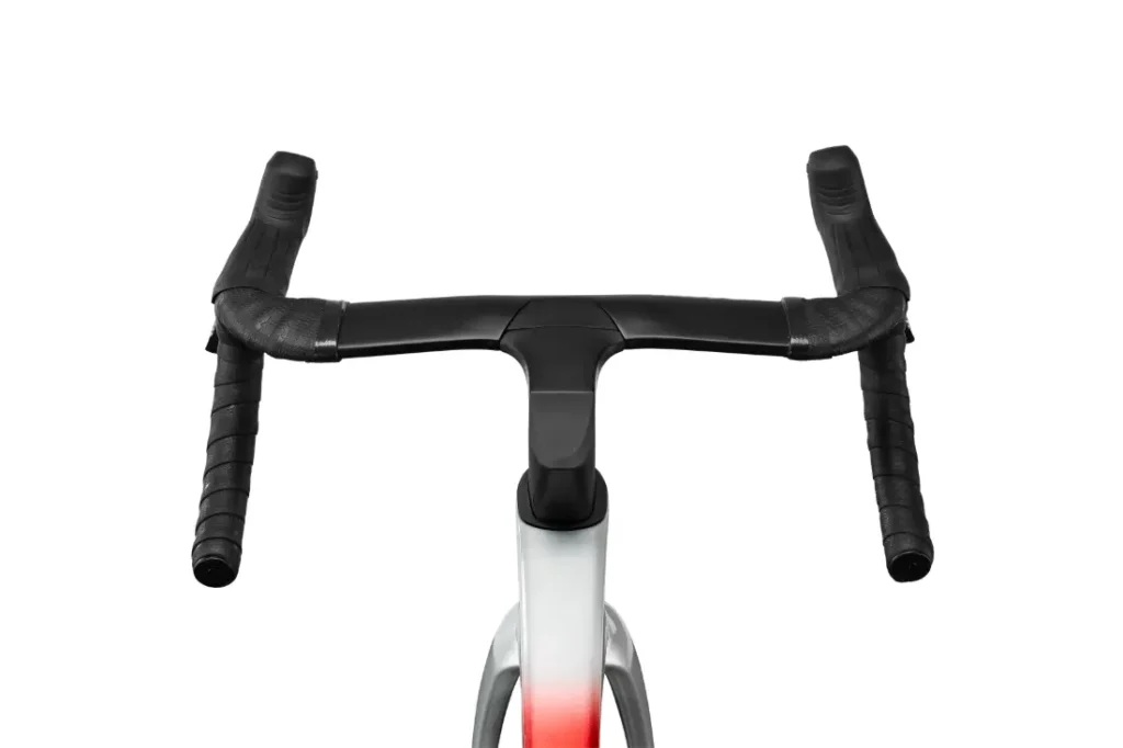 Primer plano del manillar y la potencia de una moderna bicicleta de carretera LOOK 795 Blade RS 3, vistos desde arriba sobre un fondo blanco: una auténtica «arma total» inspirada en la ingeniería de Nevers.