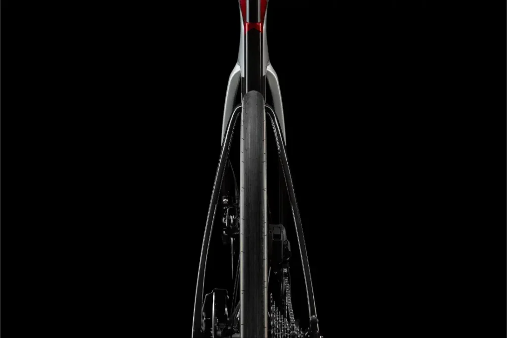 Vista trasera de una bicicleta de carretera LOOK 795 Blade RS en la que se aprecian la rueda, el cuadro y el mecanismo de cambios sobre un fondo negro, lo que da fe de la ingeniería de precisión de Nevers.