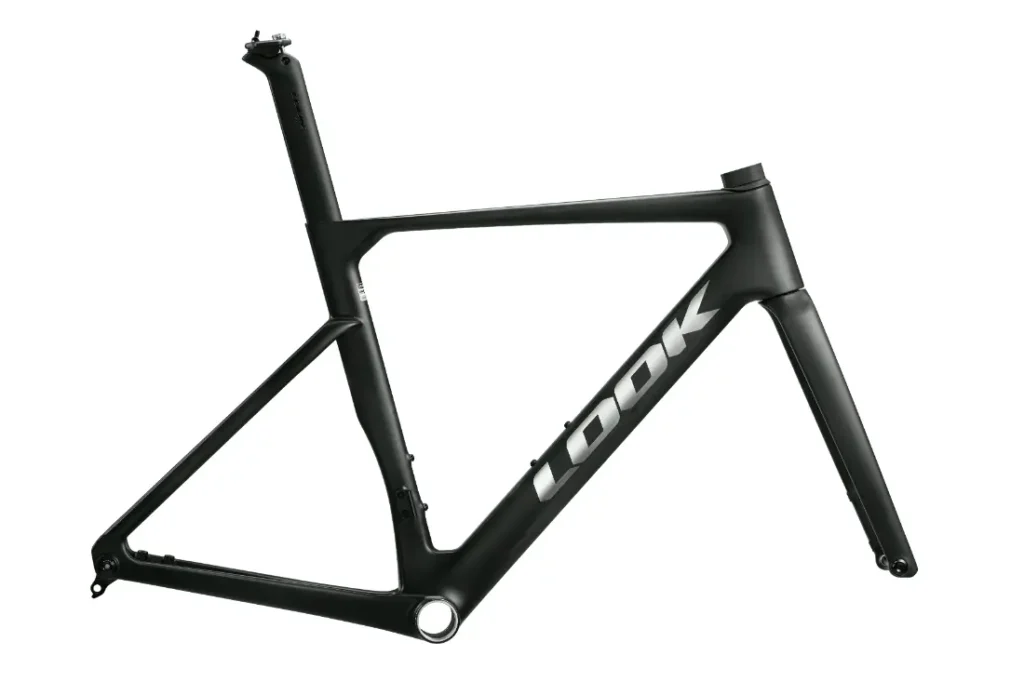 Un cuadro de bicicleta de carretera LOOK 795 Blade RS 3 en negro mate, con tija de sillín y horquilla integradas, que luce el nombre de la marca en grandes letras blancas en el tubo diagonal. Diseñado en Nevers para ofrecer rendimiento y estilo.