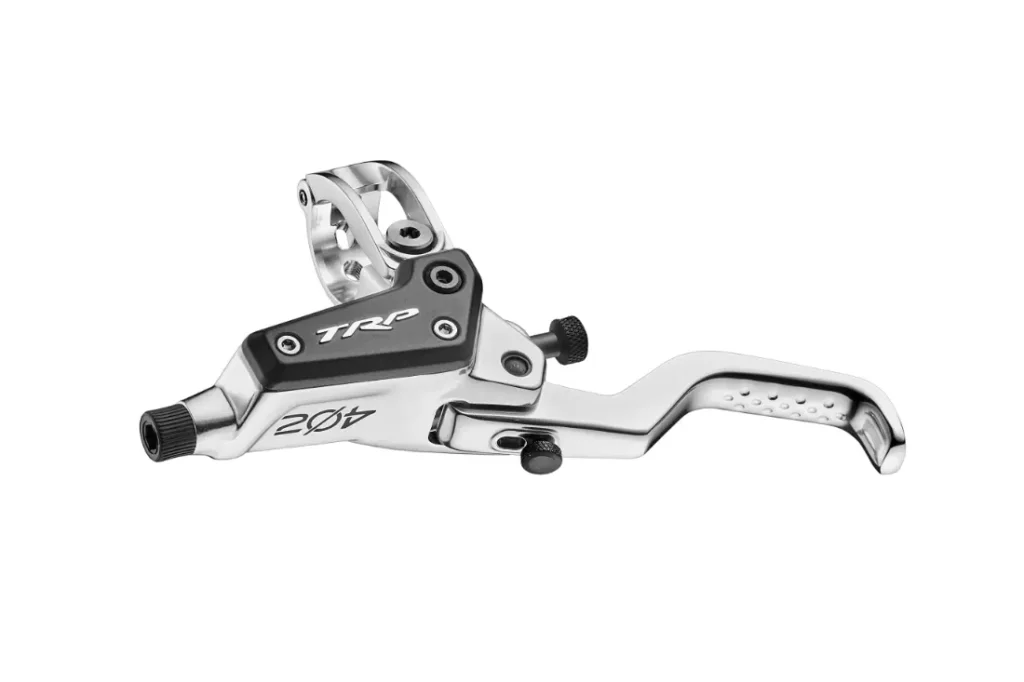 Una palanca de freno de bicicleta TRP EVO PRO 2.3 en color plateado y negro, con abrazadera de montaje y tornillos de ajuste, mostrada sobre un fondo blanco. Edición limitada disponible únicamente en la Península Ibérica.