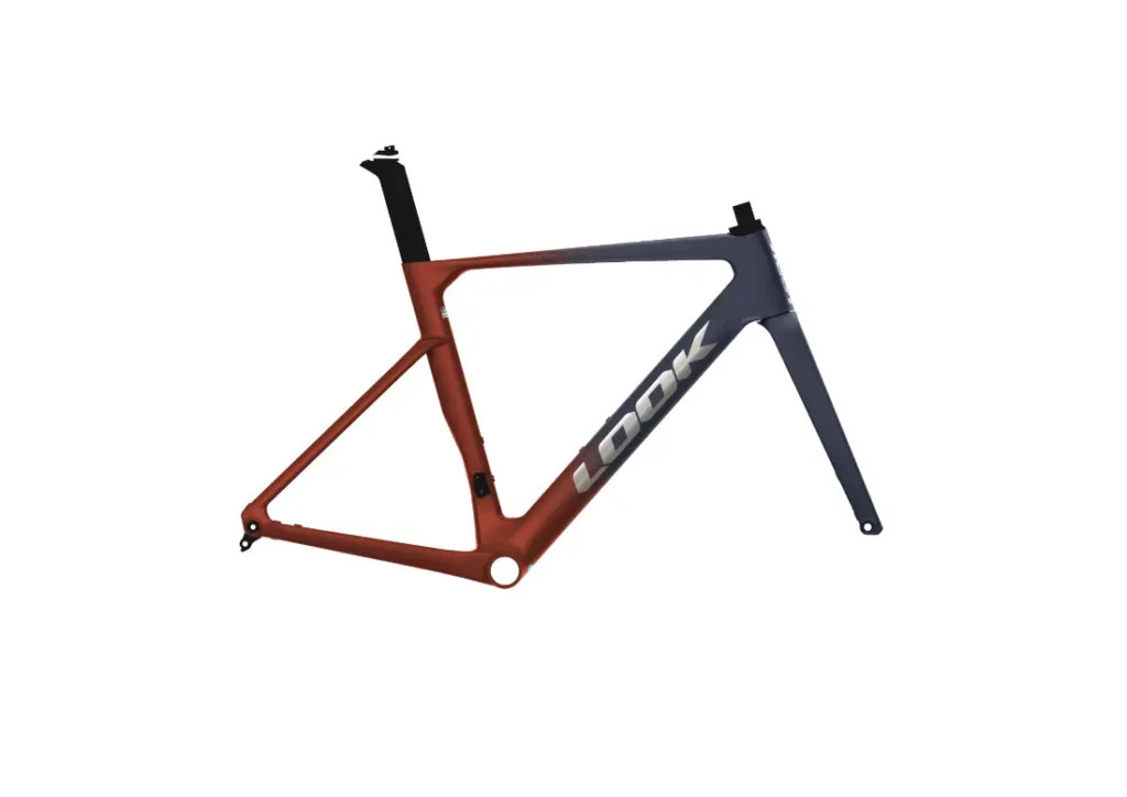 Un cuadro de bicicleta de carretera LOOK 795 Blade RS 3 en rojo y azul, con la inscripción «LOOK» en blanco en el tubo diagonal, inspirado en Nevers, presentado sobre un fondo blanco liso.