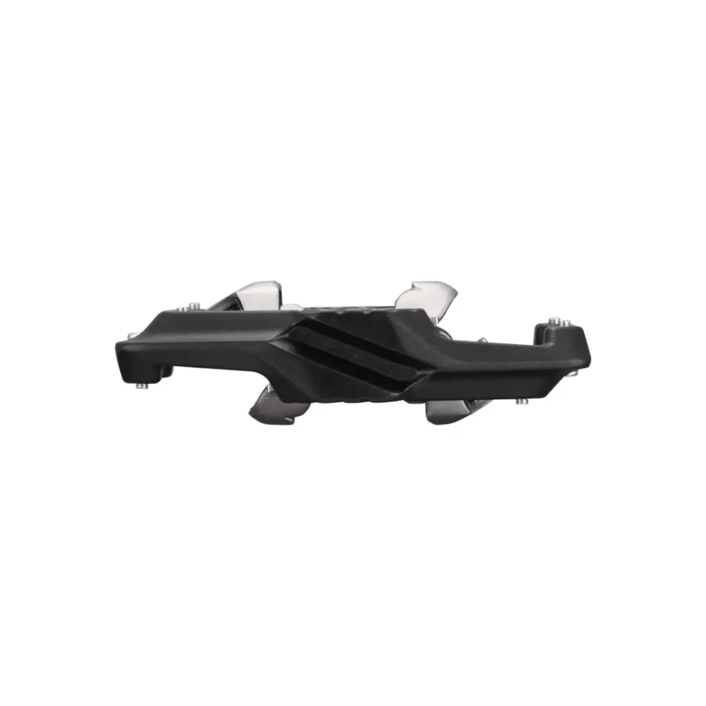 Un pedal de bicicleta Shimano DEORE XT en negro y plateado, visto de perfil, en el que se aprecian su superficie texturizada y sus componentes metálicos sobre un fondo blanco; ideal para los aficionados a los pedales SPD XC Gravel y Trail.