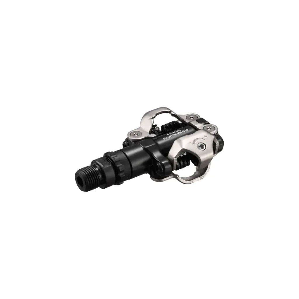 Un pedal Shimano DEORE XT en negro y plateado con mecanismo de resorte, diseñado para zapatillas de ciclismo con calas; ideal para pedales SPD de XC, Gravel y Trail.