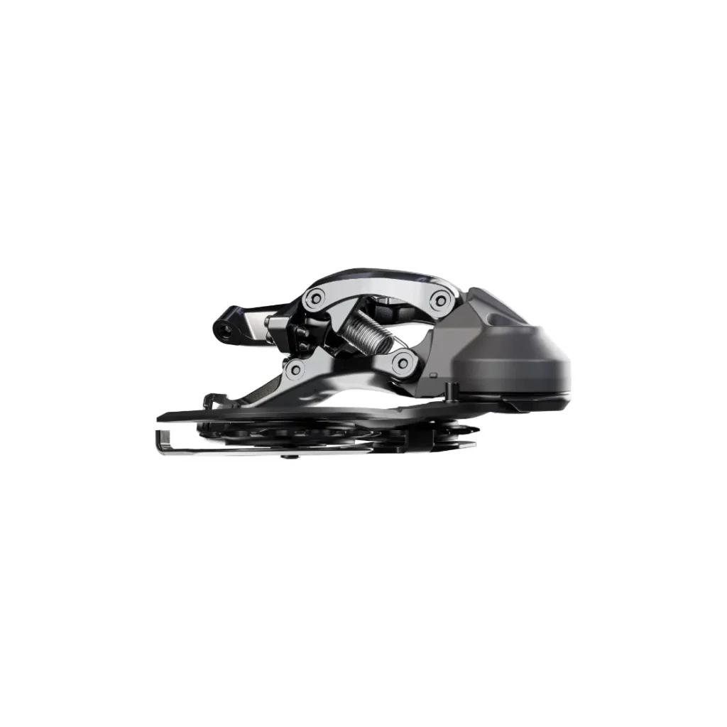 Vista lateral de un moderno desviador mecánico Shimano DEORE XT M8200 de acabado metálico sobre un fondo blanco, en la que se aprecian sus detallados componentes mecánicos y su diseño compacto, que garantiza una larga vida útil del cable.