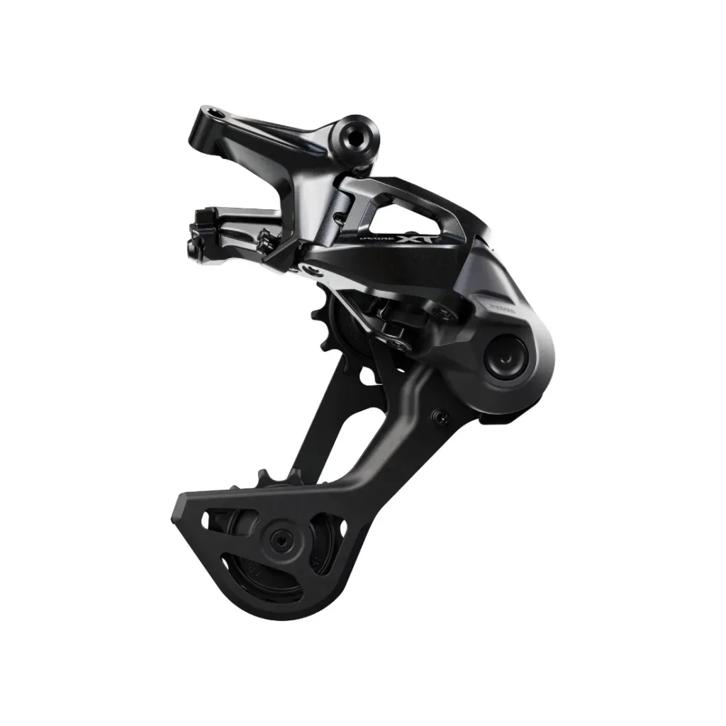 Desviador trasero Shimano DEORE XT M8200, negro y de diseño moderno, con rueda guía visible y puntos de fijación; cambio mecánico; fotografiado sobre fondo blanco.
