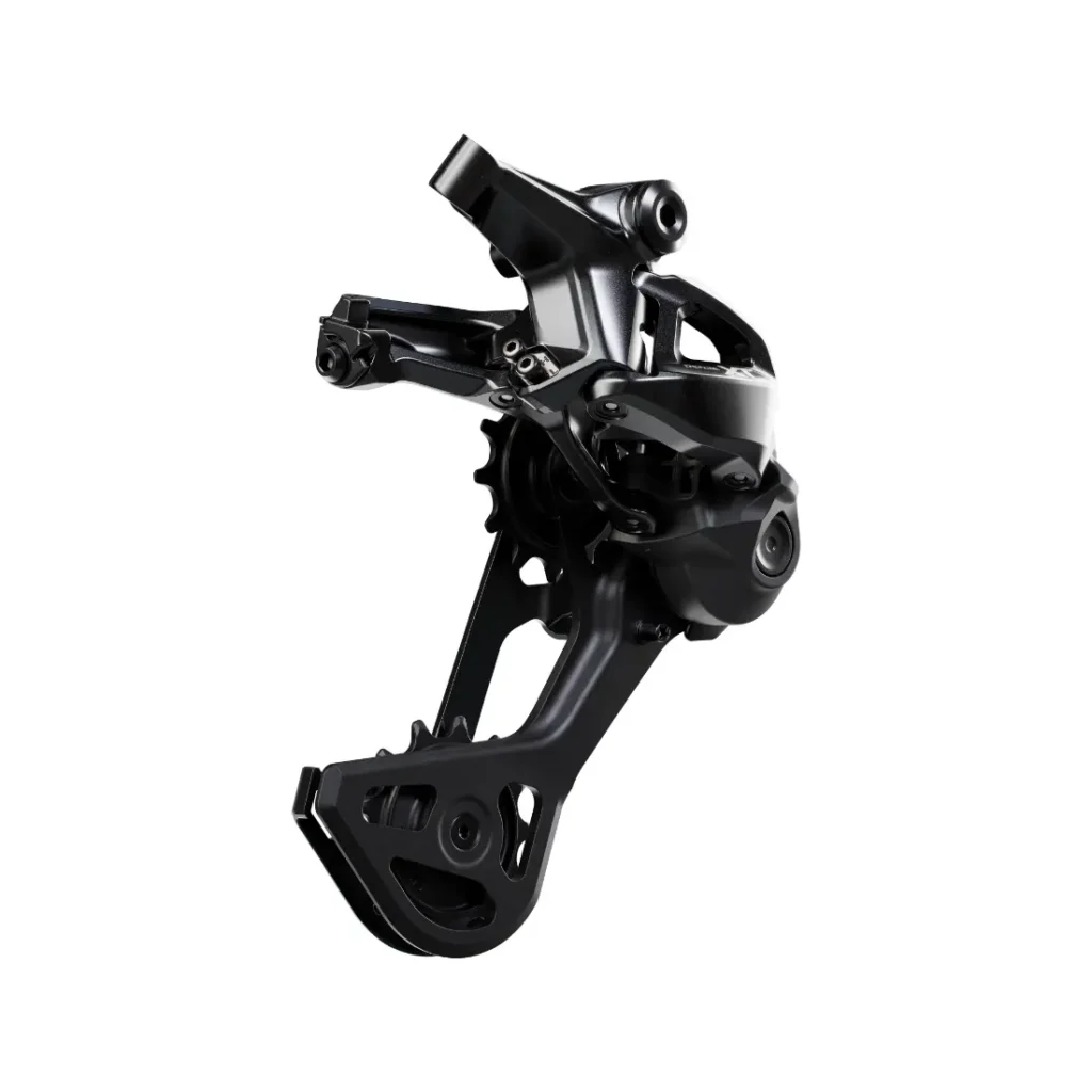Un desviador trasero Shimano DEORE XT M8200 negro, con un diseño elegante y moderno y cambio mecánico, diseñado para una larga vida útil del cable, aislado sobre un fondo blanco.