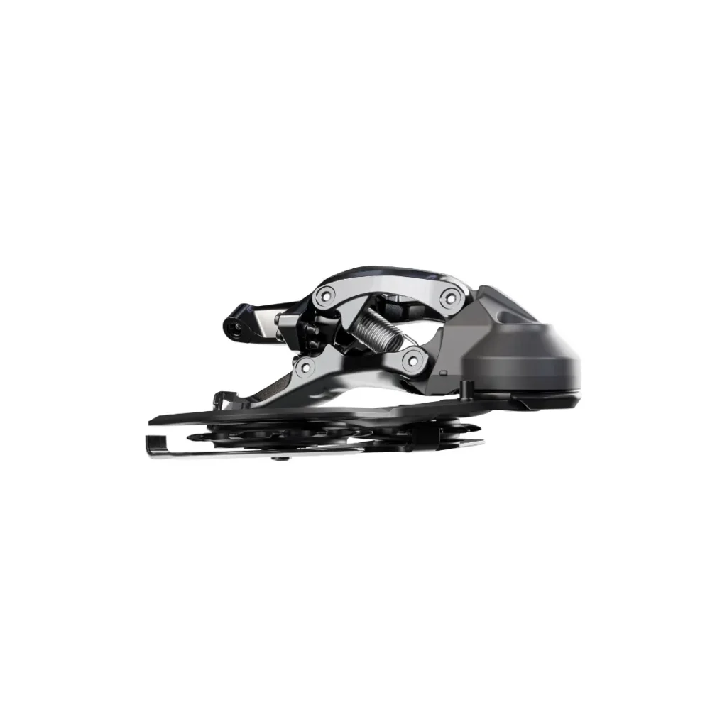 Vista lateral de una fijación de esquí con un diseño elegante y metálico, que recuerda a la precisión del cambio mecánico Shimano DEORE XT M8200, en la que se aprecian sus componentes mecánicos sobre un fondo blanco liso.