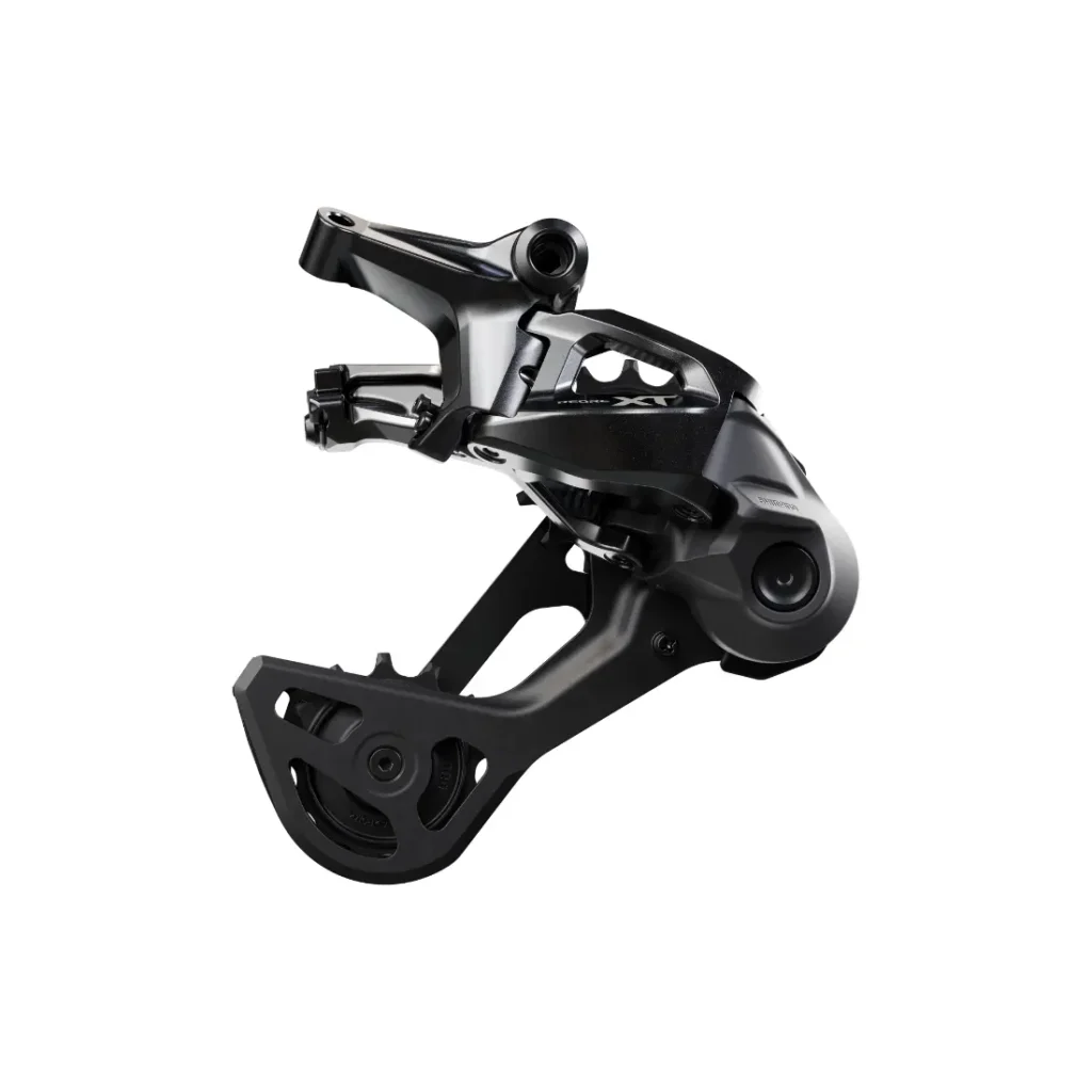 Desviador trasero de bicicleta Shimano DEORE XT M8200 negro, cambio mecánico que garantiza un cambio de marchas suave y una larga vida útil del cable, aislado sobre un fondo blanco.