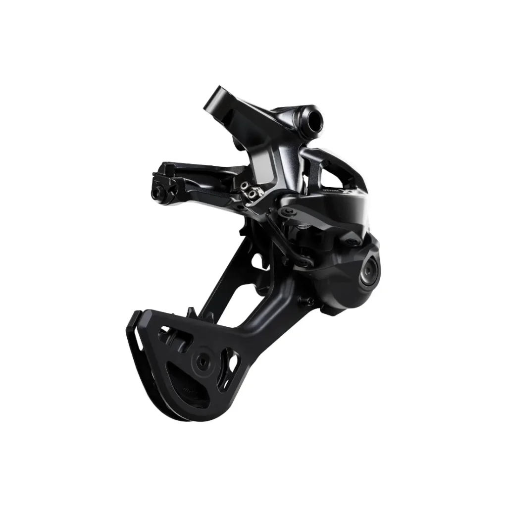 Desviador trasero mecánico Shimano DEORE XT M8200 negro sobre fondo blanco, en el que se aprecia una vista lateral del componente mecánico con las poleas y los puntos de fijación visibles. Larga vida al cable.