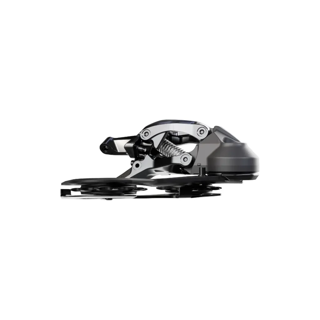 Vista lateral de un dispositivo mecánico metálico que cuenta con engranajes, un muelle y una carcasa curvada —similar al cambio mecánico Shimano DEORE XT M8200— sobre un fondo blanco liso.
