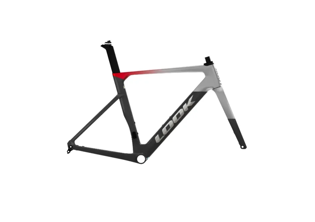 Un cuadro de bicicleta LOOK 795 Blade RS 3 de fibra de carbono en negro, gris y rojo, con la palabra «LOOK» en el tubo diagonal, fotografiado sobre un fondo blanco; fabricado en Nevers para ofrecer el máximo rendimiento.