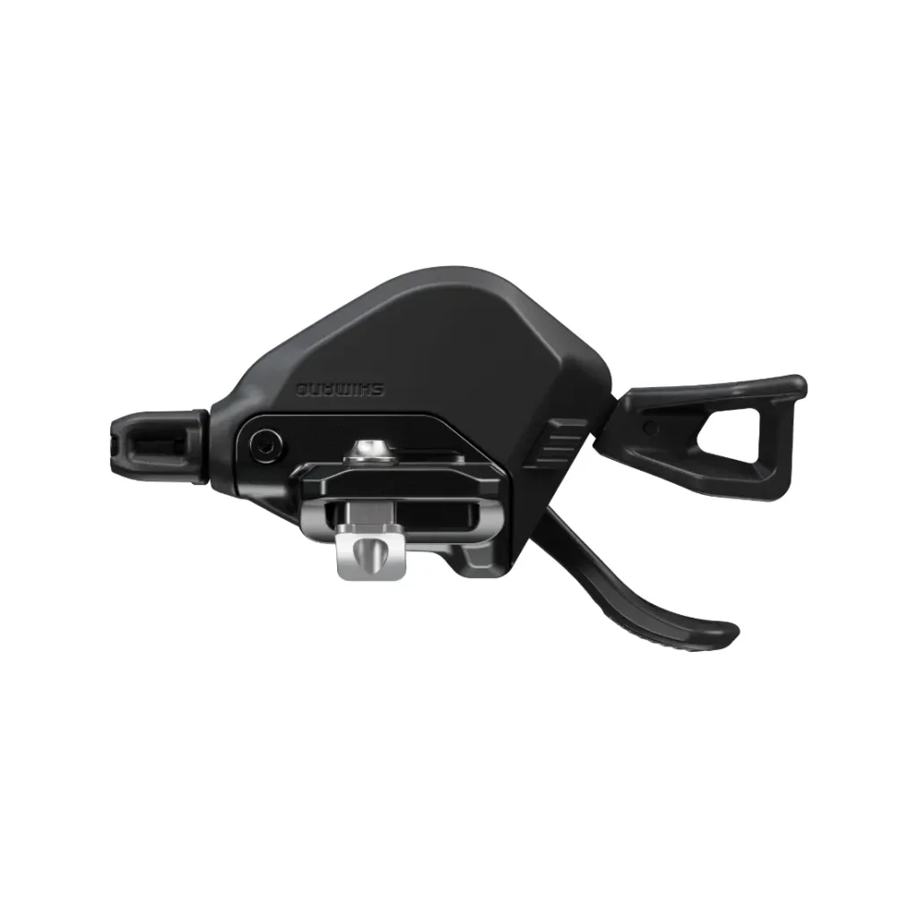 Maneta de cambio de bicicleta Shimano DEORE XT M8200 negra, con gatillo y palanca para cambio mecánico, vista de perfil sobre un fondo blanco.