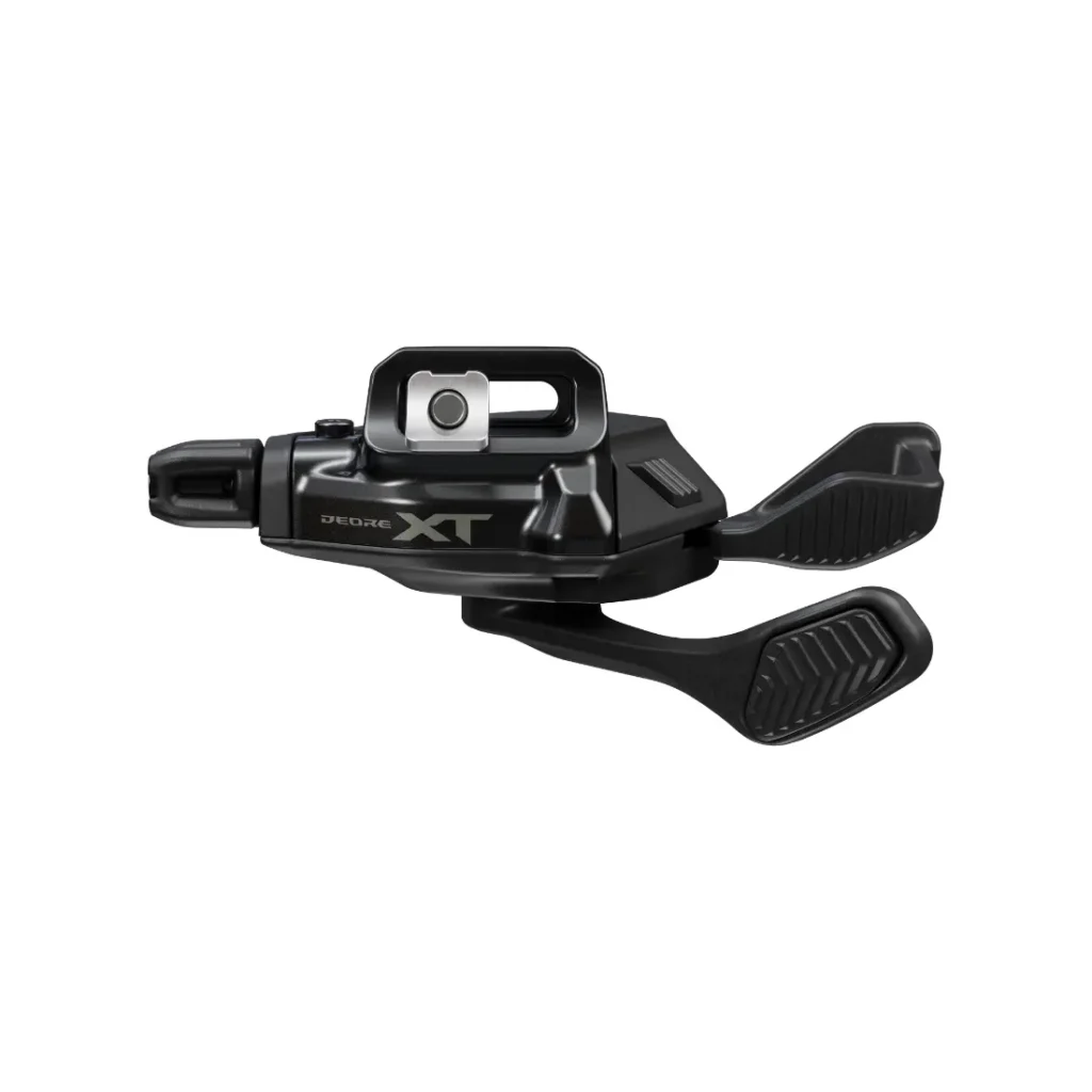 Una palanca de cambio mecánica Shimano DEORE XT M8200 de color negro, con dos palancas con superficie texturizada y un pequeño soporte metálico de fijación.
