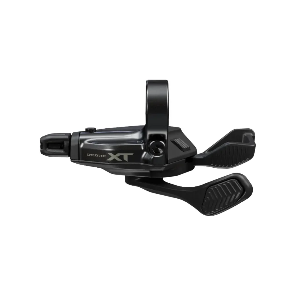 Una palanca de cambio para bicicleta de montaña Shimano DEORE XT M8200 con dos manetas y acabado en negro, vista de perfil, ideal para un funcionamiento preciso del cambio mecánico.