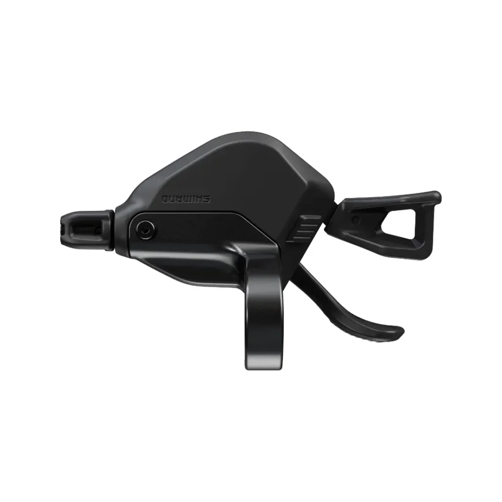 Una palanca de cambio para bicicleta Shimano DEORE XT M8200 de color negro con dos manetas, cambio mecánico y un diseño elegante y compacto que garantiza una larga vida útil del cable.
