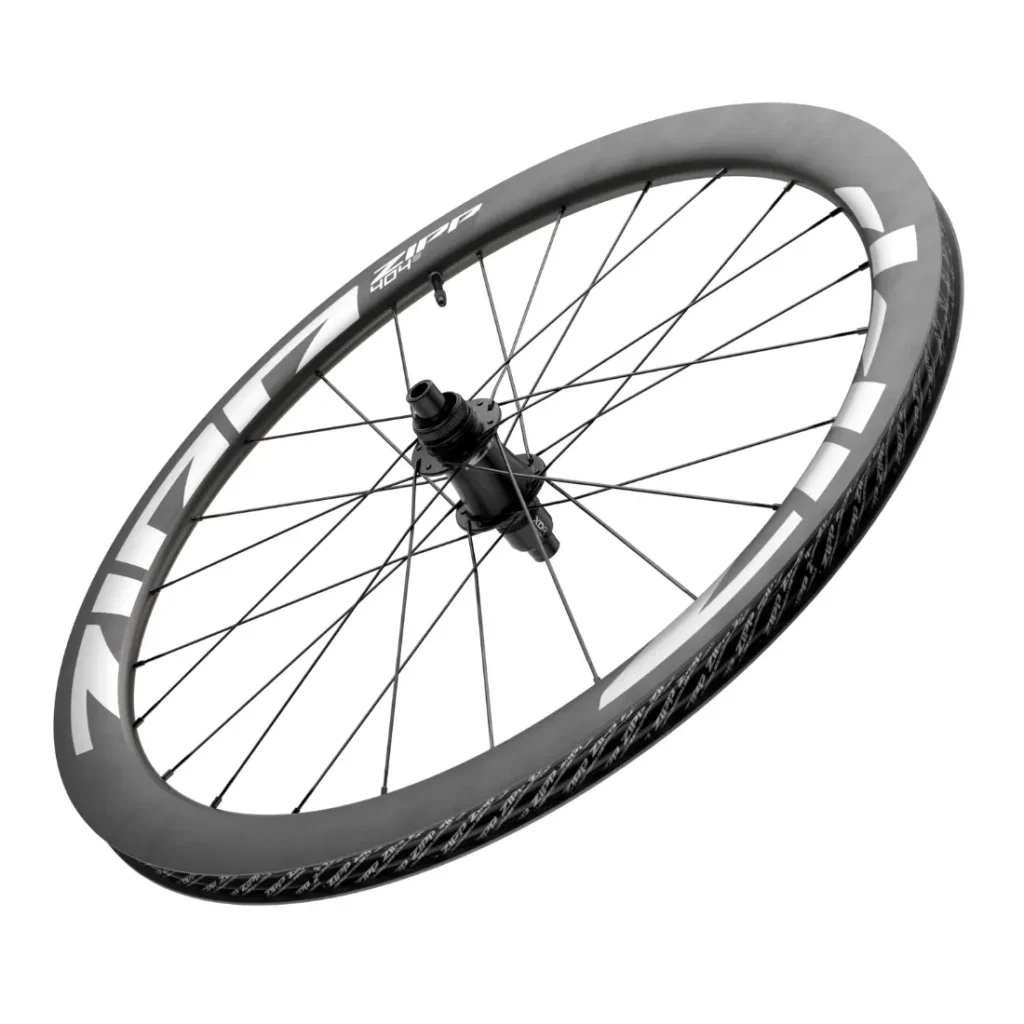Una rueda de bicicleta Zipp 404 S de fibra de carbono negra con gráficos blancos, llanta de perfil alto para mayor velocidad y radios radiales, mostrada sobre un fondo blanco. Consulta el precio para obtener más detalles.