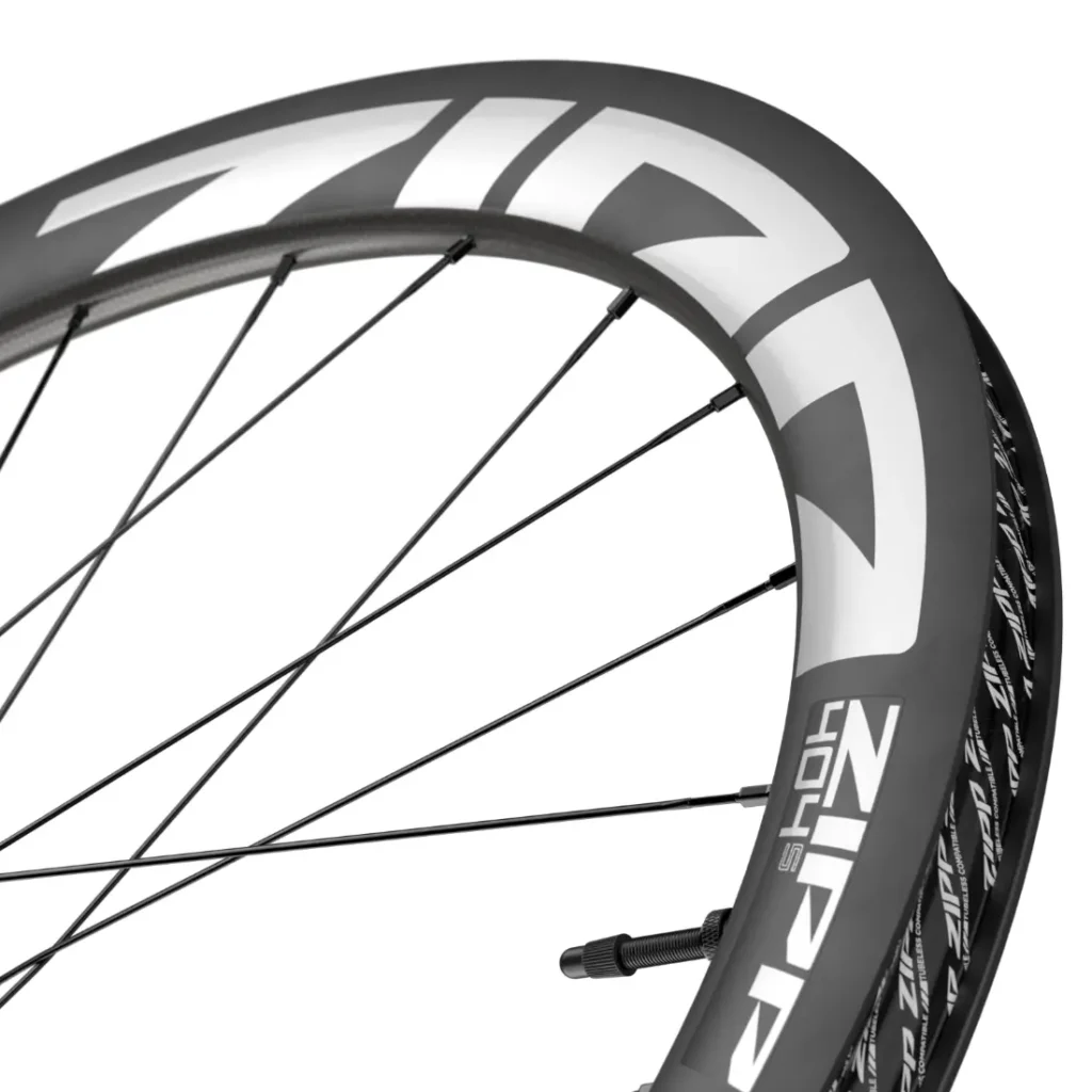 Primer plano de dos ruedas de bicicleta Zipp 404 S apiladas, con radios negros y el logotipo blanco en las llantas, perfectas para los ciclistas que buscan velocidad y calidad a un precio excelente.