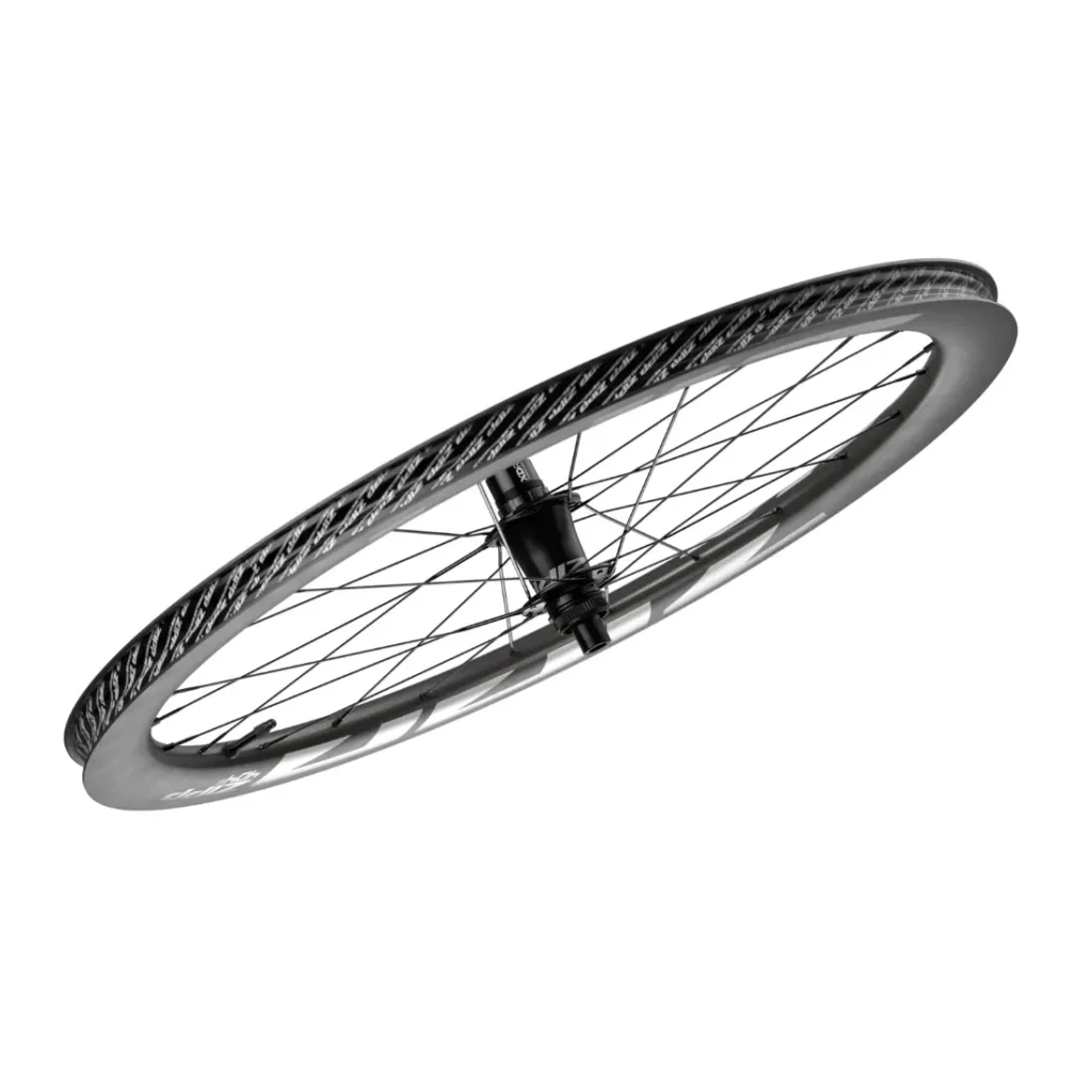 Una rueda de bicicleta Zipp 404 S de fibra de carbono, con radios negros y una llanta profunda, mostrada en ángulo sobre un fondo blanco: perfecta para los ciclistas que buscan velocidad y el máximo rendimiento.