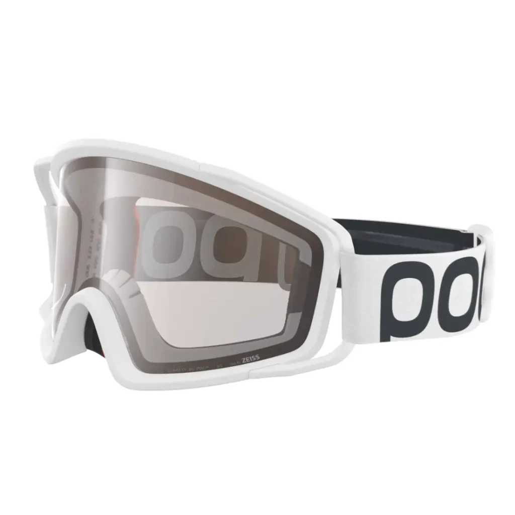 Gafas deportivas con montura blanca y lentes tintadas, perfectas para las aventuras de descenso; la correa ajustable en blanco y negro, con letras en negrita, combina a la perfección con un casco integral de Casco o un casco POC Barocon Carbon.