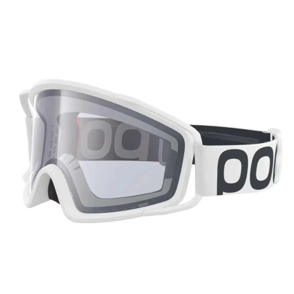 Gafas deportivas con montura blanca y lentes transparentes, perfectas para combinar con tu casco integral POC Barocon Carbon durante intensas bajadas. La correa ajustable, en blanco y negro, lleva el logotipo «POC» en relieve.