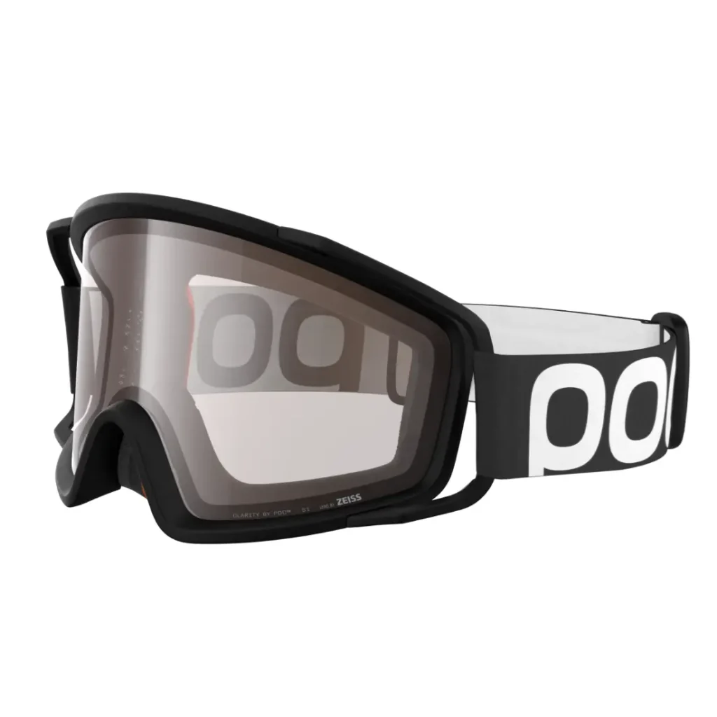 Unas gafas deportivas POC en blanco y negro con una cinta elástica ancha en la que se lee «poc» en letra negrita, perfectas para combinar con un casco integral en intensas bajadas.