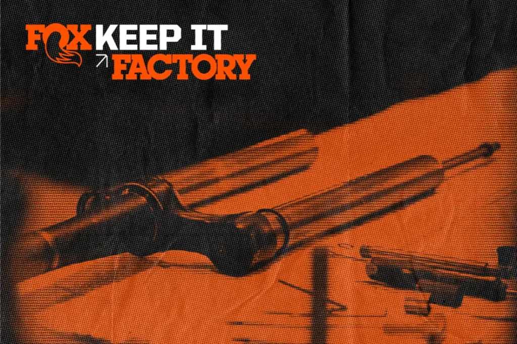 Se muestra una horquilla de suspensión FOX desmontada sobre una superficie naranja con herramientas, junto al texto «FOX Keep It Factory» en la esquina superior izquierda.