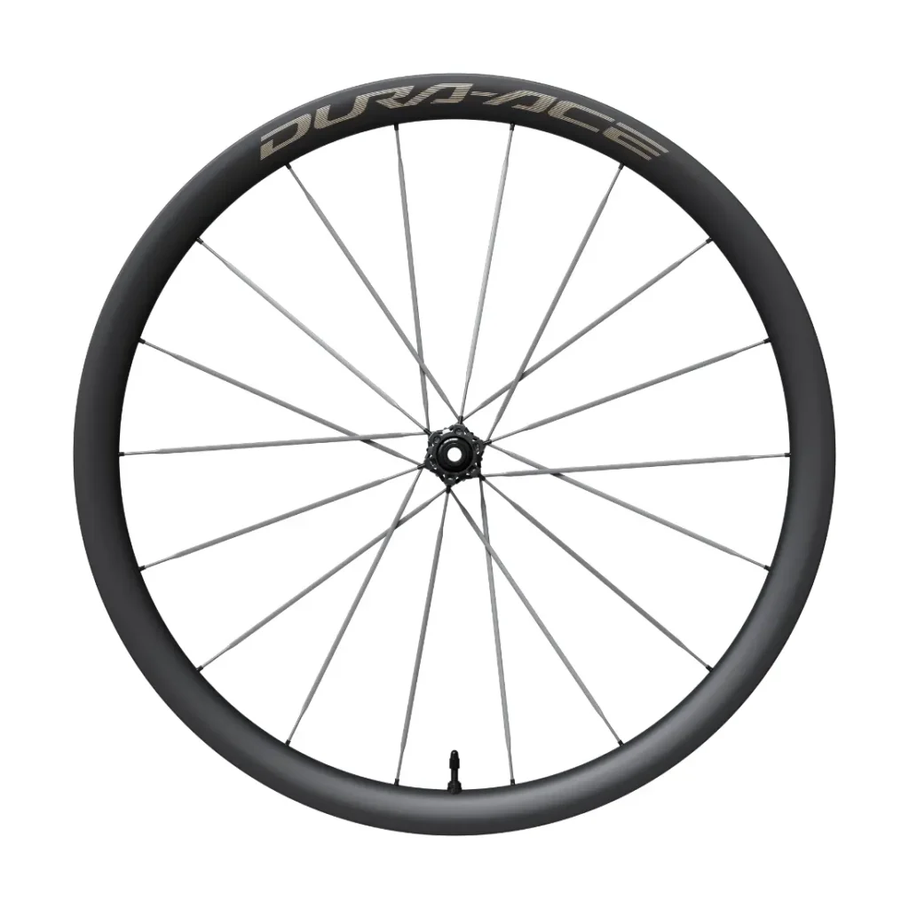 Una rueda de bicicleta Shimano Dura-Ace WH-R9370 negra con radios aerodinámicos, vista de perfil sobre un fondo blanco.