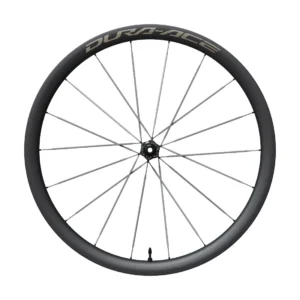 Una rueda de bicicleta Shimano Dura-Ace WH-R9370 negra con radios aerodinámicos, vista de perfil sobre un fondo blanco.
