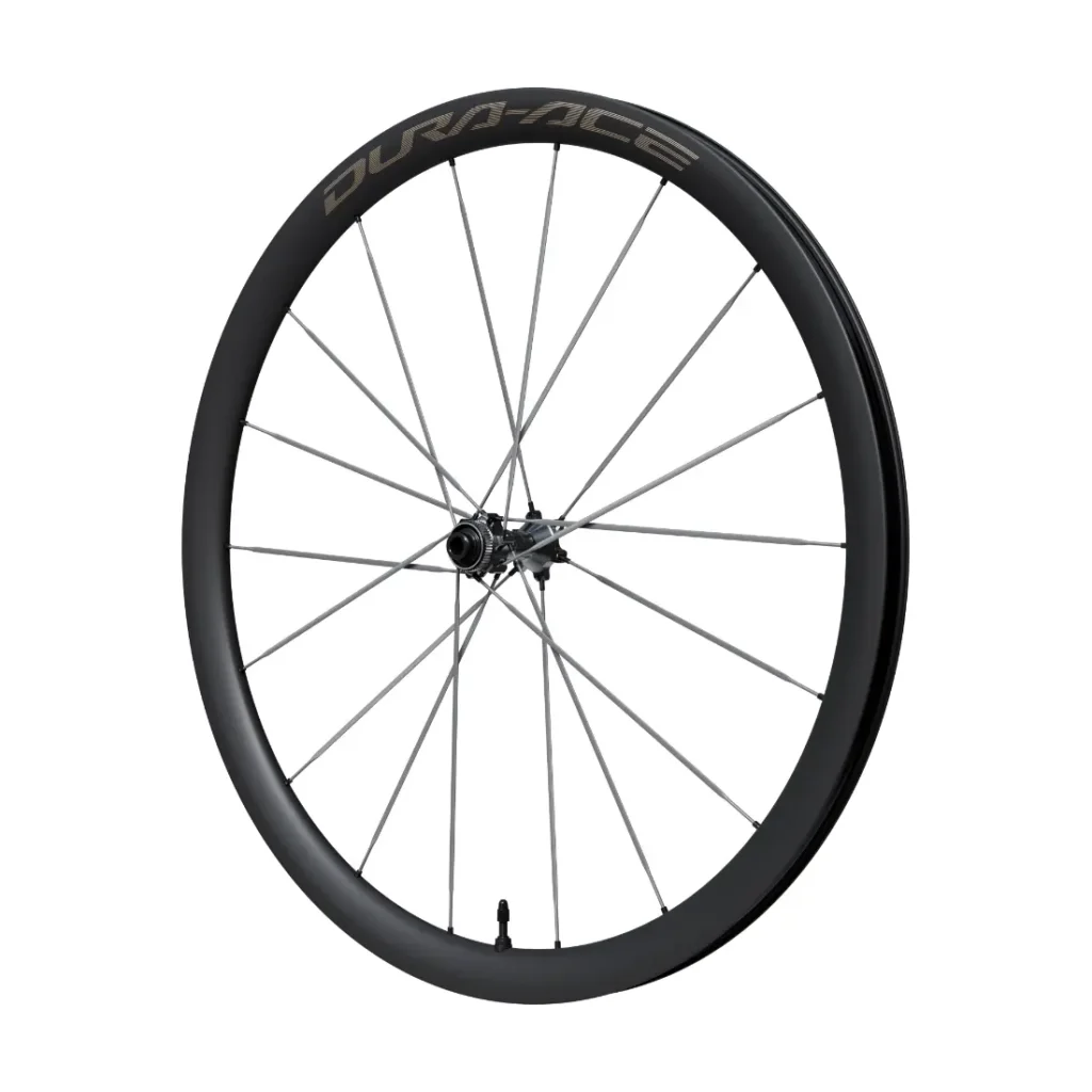 Una rueda de bicicleta Shimano Dura-Ace WH-R9370 de color negro con radios plateados y una llanta de carbono de perfil alto con radios de carbono, vista en ángulo sobre un fondo blanco.