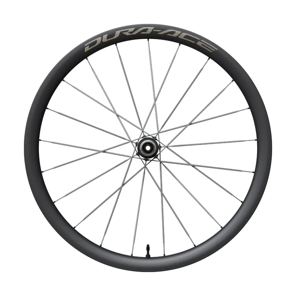 Se muestra una rueda de bicicleta Shimano Dura-Ace WH-R9370 negra con radios plateados, vista de perfil sobre un fondo blanco, lo que resalta su construcción de alta gama en carbono.