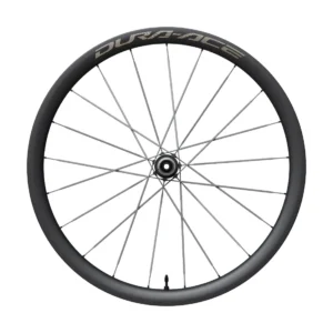 Se muestra una rueda de bicicleta Shimano Dura-Ace WH-R9370 negra con radios plateados, vista de perfil sobre un fondo blanco, lo que resalta su construcción de alta gama en carbono.