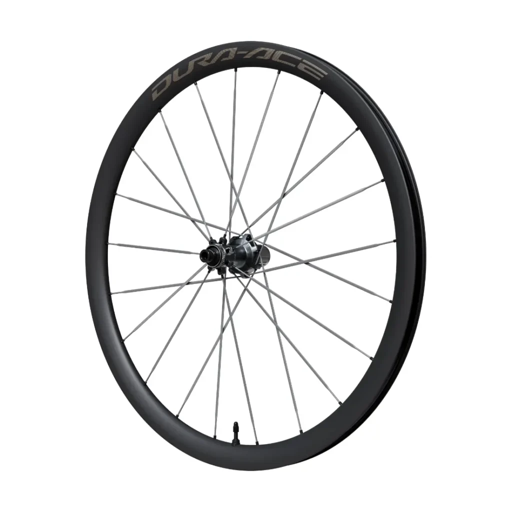 Se muestra una rueda trasera de bicicleta Shimano Dura-Ace negra, modelo WH-R9370, con varios radios de carbono, colocada en posición vertical sobre un fondo blanco.