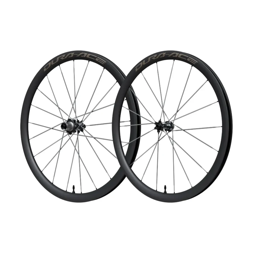 Dos ruedas de carbono negras Shimano Dura-Ace WH-R9370 con radios, colocadas en posición vertical y una al lado de la otra sobre un fondo blanco liso.