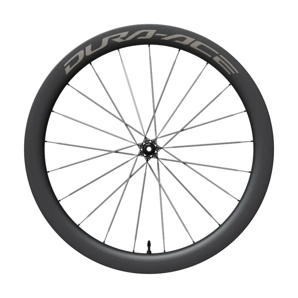 Con una llanta de carbono de perfil alto, radios plateados y la inscripción «DURA-ACE» en la llanta, esta rueda Shimano Dura-Ace WH-R9370 es un ejemplo de ingeniería de primera clase en ruedas de carbono para ciclistas exigentes.