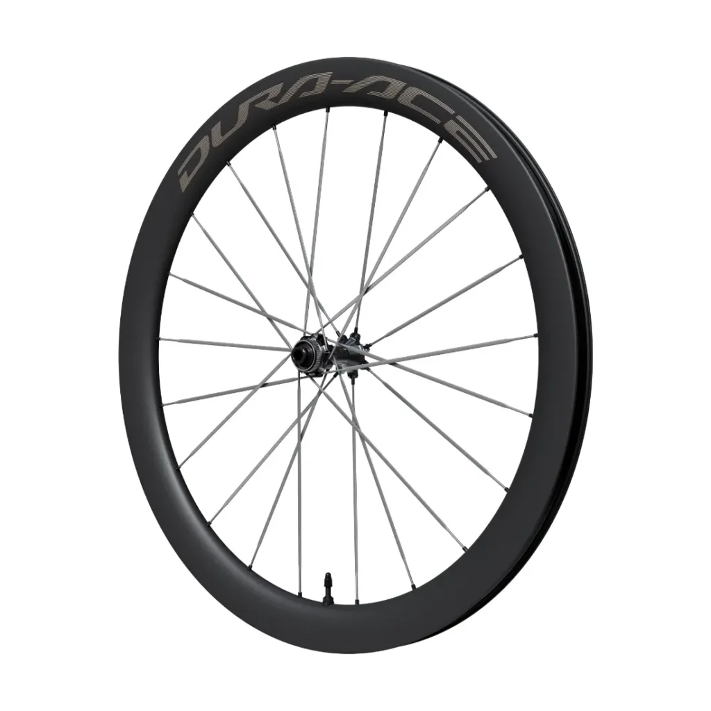 Una rueda de bicicleta Shimano Dura-Ace WH-R9370 negra, con radios aerodinámicos y una llanta de carbono de perfil alto, representada sobre un fondo blanco liso.