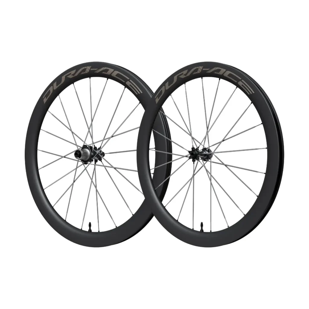 Un par de ruedas de carbono Shimano Dura-Ace WH-R9370 negras, con llantas de perfil alto y múltiples radios, expuestas sobre un fondo blanco.