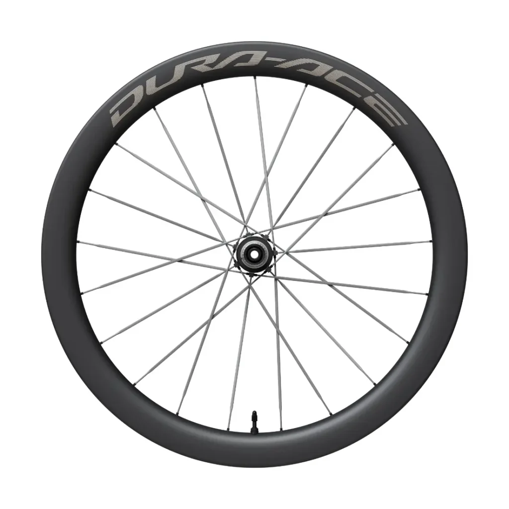 Rueda de bicicleta con el logotipo negro de Dura-Ace, llanta de carbono y radios plateados, del modelo de alto rendimiento WH-R9370 de Ruedas Shimano Dura-Ace, vista directamente de perfil sobre un fondo blanco.