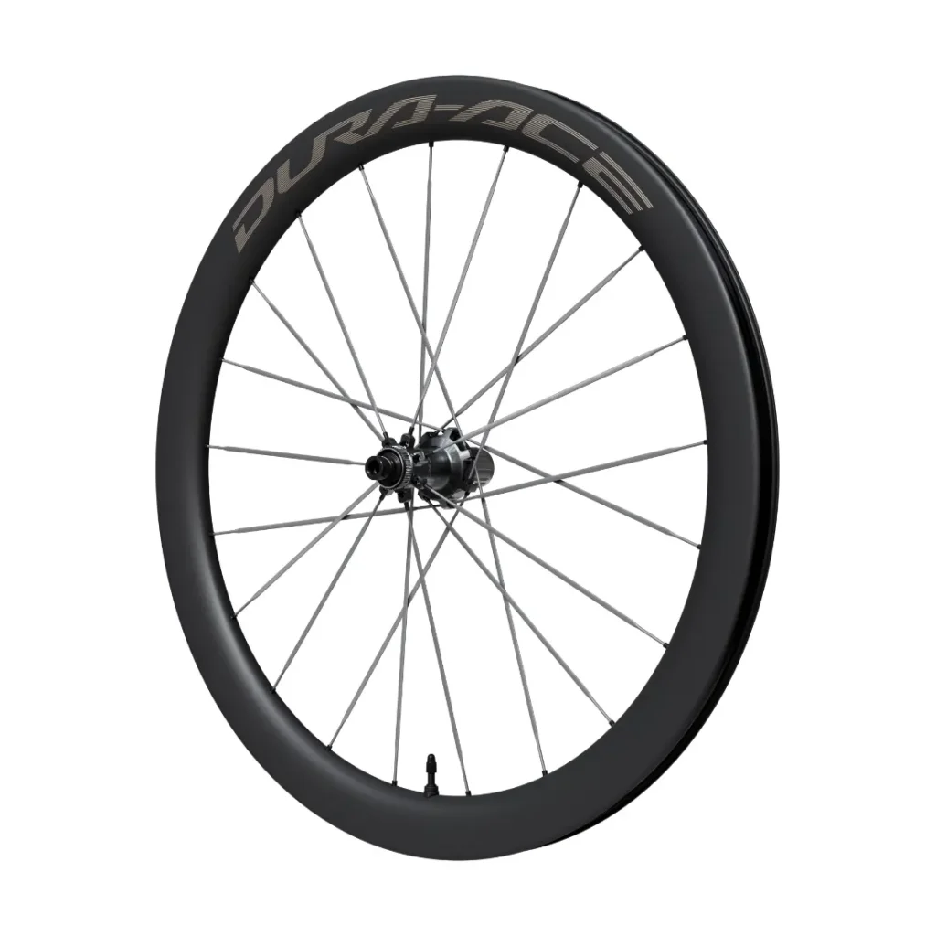 Una rueda de bicicleta Shimano Dura-Ace WH-R9370 negra, con radios aerodinámicos y una llanta de carbono de perfil alto, mostrada sobre un fondo blanco.