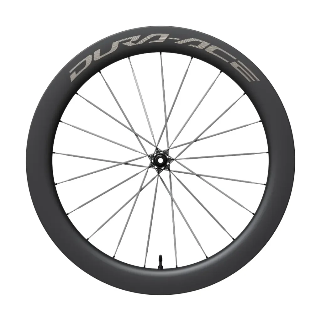 Una rueda de bicicleta de carbono negra de perfil alto, con radios plateados y la inscripción «Dura-Ace» en la llanta, vista de perfil sobre un fondo blanco. Este modelo Shimano Dura-Ace WH-R9370 combina un rendimiento ligero con una estética llamativa.