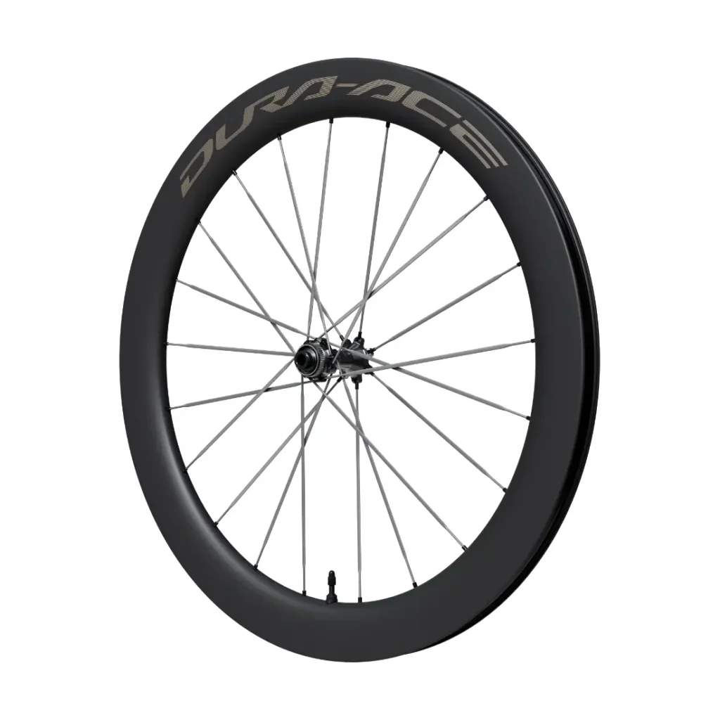 En un fondo blanco se muestra una rueda de bicicleta Dura-Ace negra, modelo WH-R9370, con una llanta profunda de carbono, radios plateados y un buje montado. Este impresionante ejemplo de las ruedas Shimano Dura-Ace combina materiales avanzados con ingeniería de precisión para ofrecer un rendimiento excepcional.