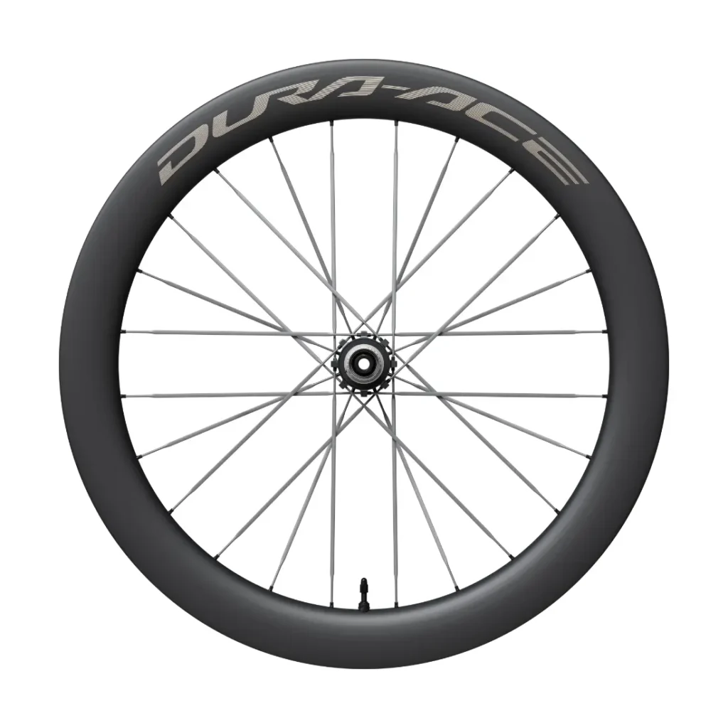 Rueda de bicicleta con llanta de carbono de perfil alto, radios negros y el logotipo «DURA-ACE» en la llanta, vista de perfil sobre un fondo blanco. Esta rueda de carbono Shimano Dura-Ace WH-R9370 combina una aerodinámica avanzada con un rendimiento ligero para los ciclistas más exigentes.