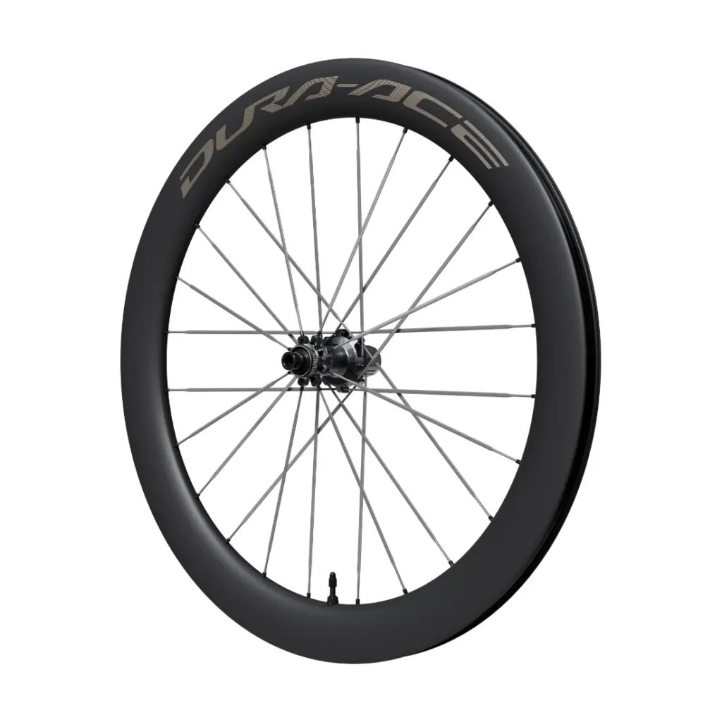 Una rueda trasera de bicicleta de la marca Dura-Ace, modelo WH-R9370, de color negro, con una llanta profunda de carbono y radios plateados, que incorpora la innovadora tecnología de ruedas Shimano Dura-Ace y una válvula visible, mostrada sobre un fondo blanco.