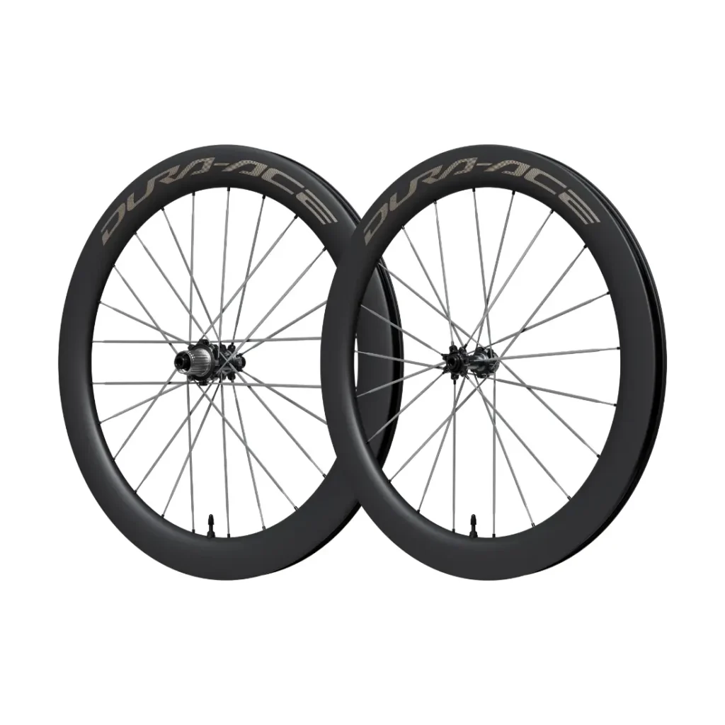 Dos ruedas de bicicleta Shimano Dura-Ace WH-R9370 negras, con llantas de carbono de perfil alto y radios plateados, colocadas en posición vertical sobre un fondo blanco.