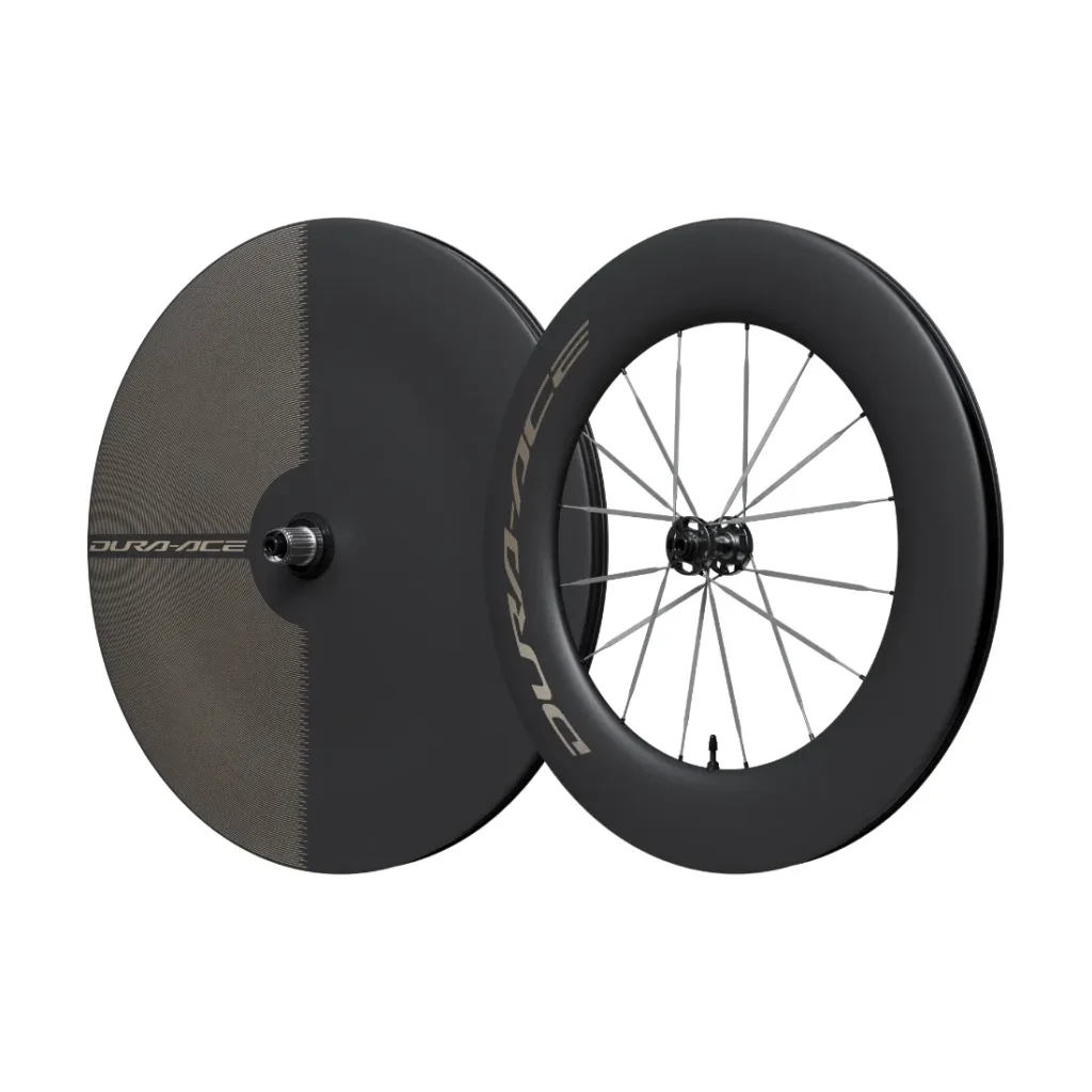 Dos ruedas de bicicleta de alto rendimiento: una rueda trasera de disco y una rueda delantera de perfil alto, ambas con la marca Shimano Dura-Ace y fabricadas con ruedas de carbono de primera calidad. El modelo WH-R9370 está diseñado por expertos para su uso en carreras o contrarreloj.