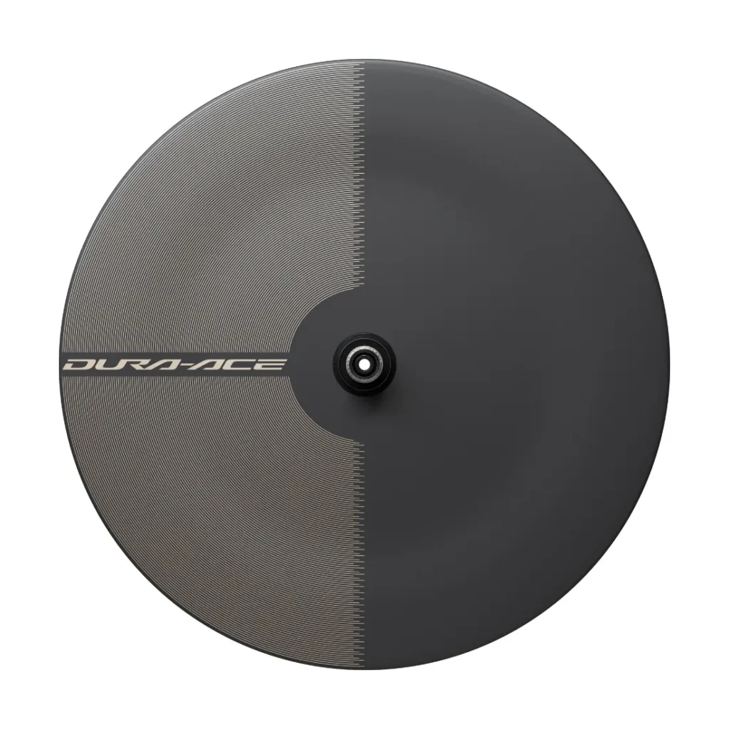 Una rueda trasera de disco para bicicleta Shimano Dura-Ace WH-R9370, fabricada con ruedas de carbono de primera calidad, que presenta un llamativo diseño bicolor dividido equitativamente por la mitad y un buje central para la fijación del eje.