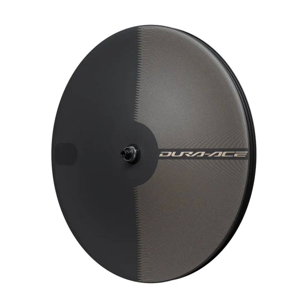 Una rueda trasera de bicicleta de carbono con disco de la marca Shimano Dura-Ace, con un patrón texturizado y radios de carbono, vista de perfil sobre un fondo blanco. Perfecta para ciclistas que buscan ruedas ligeras y componentes de alto rendimiento.