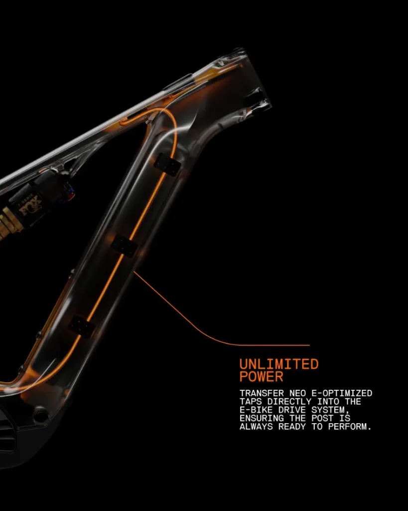 Primer plano del cuadro de una bicicleta en el que se destaca el cableado interno y se incluye un texto que describe la transmisión de potencia en el sistema de propulsión de una bicicleta eléctrica, equipada con una tija electrónica FOX Transfer Neo «E-Optimized» que permite un ajuste electrónico fluido de la tija del sillín.