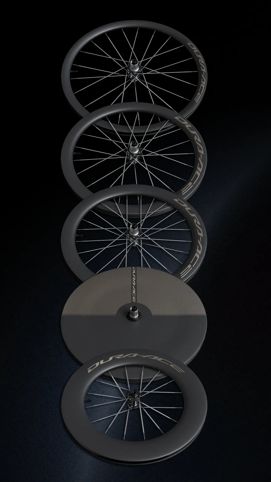 Se muestran cinco ruedas de carbono Shimano Dura-Ace diferentes, incluido el modelo WH-R9370, dispuestas verticalmente sobre un fondo oscuro, lo que permite apreciar las diferencias en la profundidad y el diseño de las llantas.