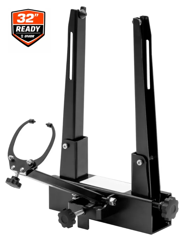 Soporte de alineación de ruedas de metal negro con mandos de ajuste, diseñado para ruedas de hasta 32 pulgadas. En la esquina superior izquierda aparece la etiqueta «Ruedas de 32» Ready», lo que lo convierte en la opción perfecta para talleres industriales que requieren un rendimiento fiable.
